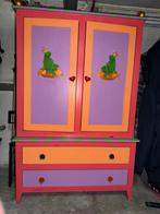 Unieke handgeschild. kinderk.  en ledik. met kikkerprinsen, Kinderen en Baby's, Kinderkamer | Commodes en Kasten, Gebruikt, Kast