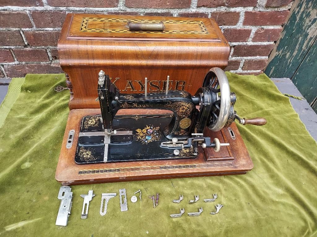Antieke handnaaimachine, merk Kayser., Antiek en Kunst, Antiek | Naaimachines, Ophalen of Verzenden