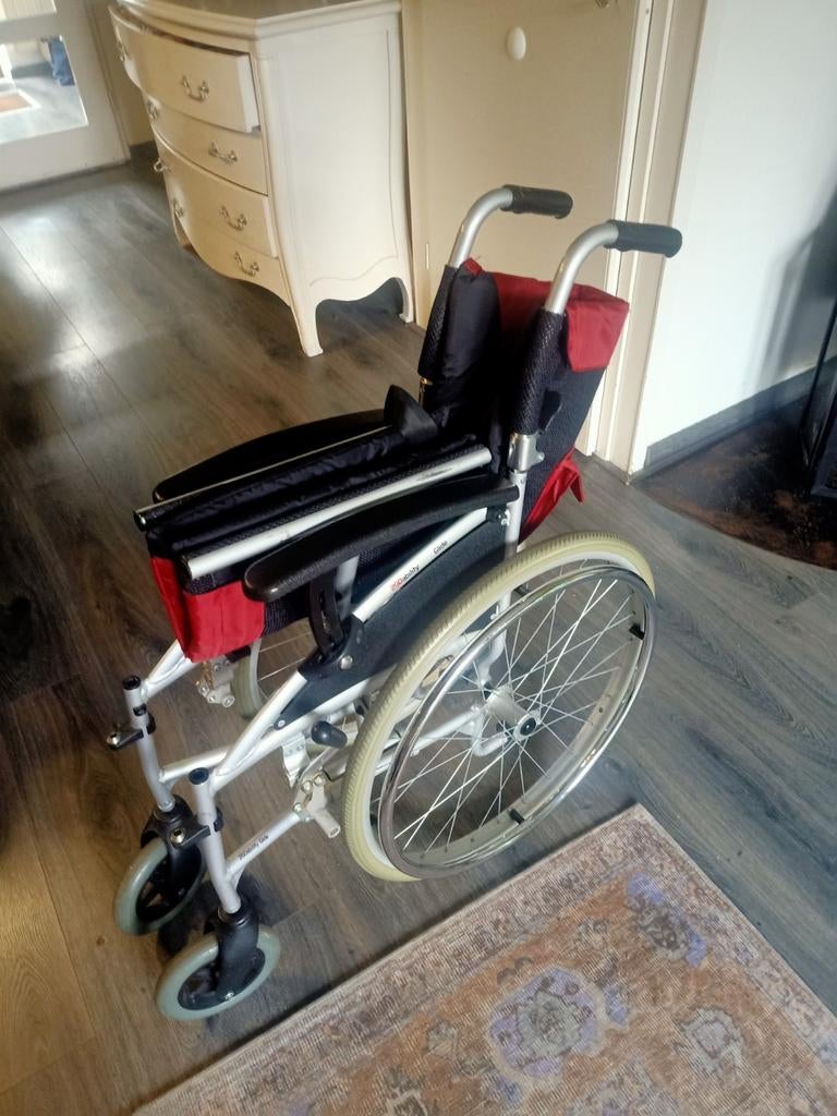 Zilver kleurige rolstoel zwart/rode bekleding, Ophalen, Zo goed als nieuw, Duwrolstoel