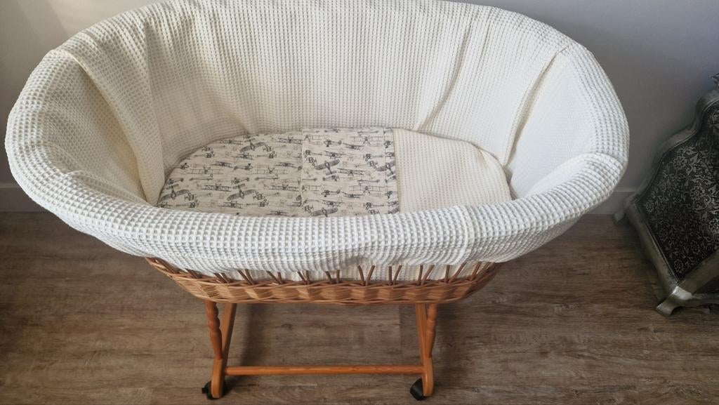 Rotan babywieg incl. matras, deken en lakentjes, Ophalen, Gebruikt, Wieg