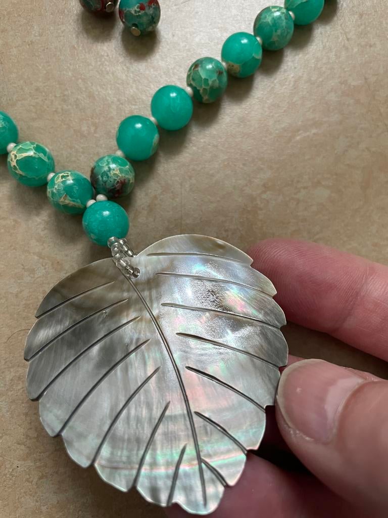 Parelmoer blad ketting, Sieraden, Tassen en Uiterlijk, Kettingen, Ophalen of Verzenden, Zo goed als nieuw, Blauw, Steen of Mineraal