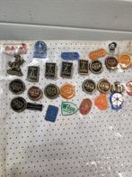 speldjes met rode map met 187 speldjes, Verzamelen, Speldjes, Pins en Buttons, Ophalen of Verzenden, 'T Olde Gre-j, Info@toldegrej.nl