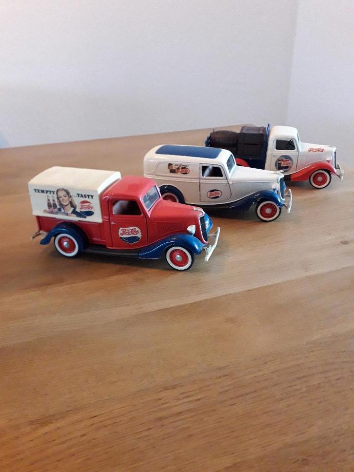 3 Ford V8 Pepsi Cola trucks 1934 en 1936, merk Solido, 1:18, Hobby en Vrije tijd, Modelauto's | 1:18, Nieuw, Solido, Ophalen of Verzenden