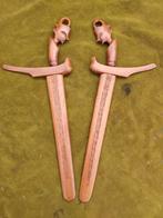 Set van 2 Indische krisjes met houtsnijwerk., Verzenden