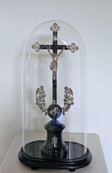 Antiek kruisbeeld met zilveren Christus en engelen in stolp beschikbaar voor biedingen