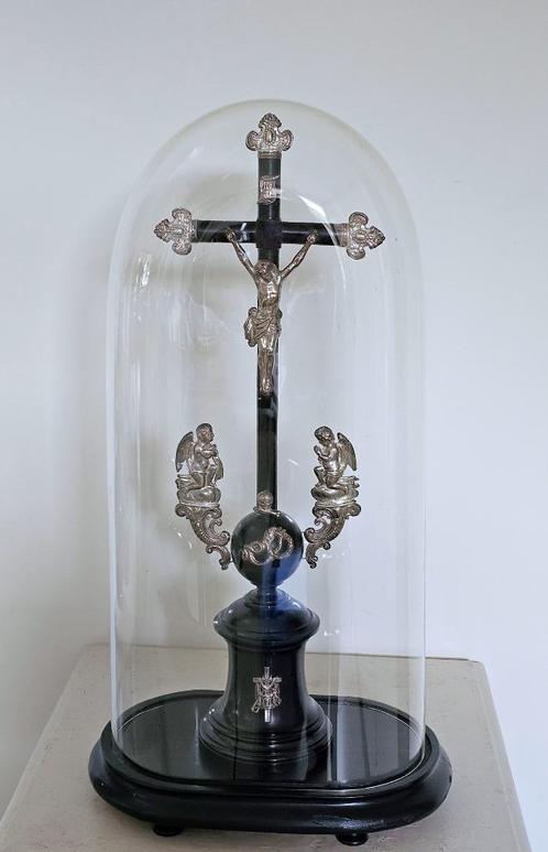 Antiek kruisbeeld met zilveren Christus en engelen in stolp, Antiek en Kunst, Antiek | Religie, Ophalen