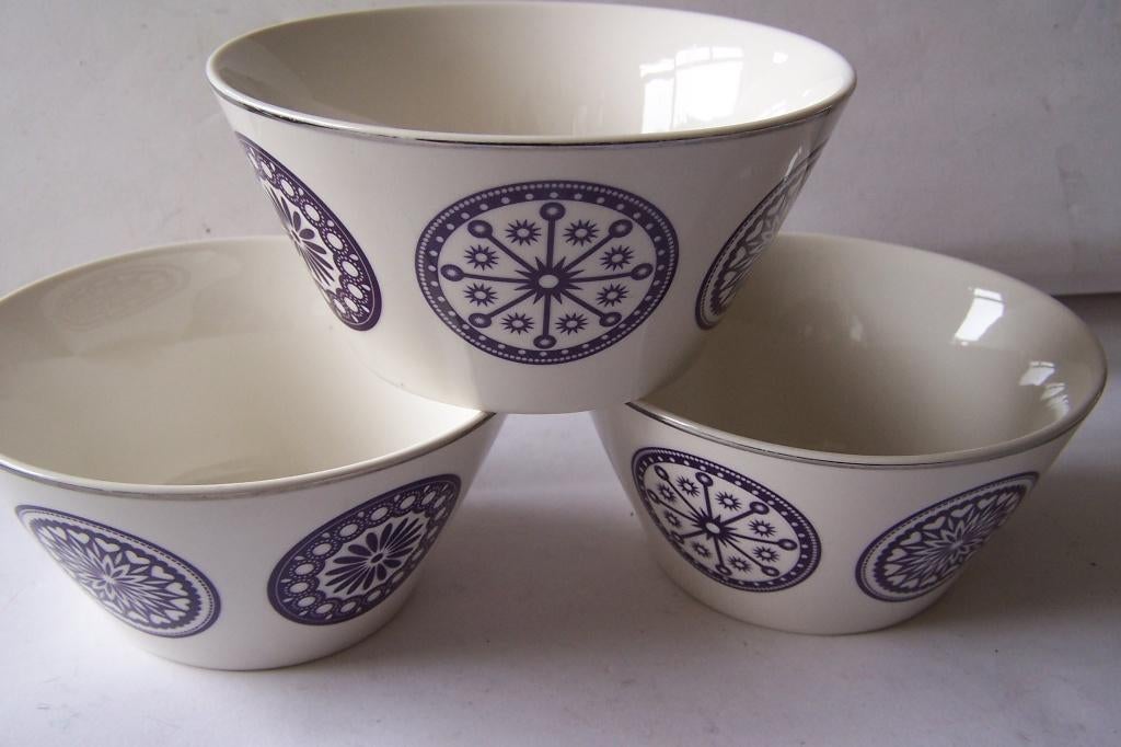 3 Hema violet schaaltjes met zilverkleurig rand. Zie foto., Ophalen of Verzenden, Overige stijlen, Aardewerk, Schaal of Schalen