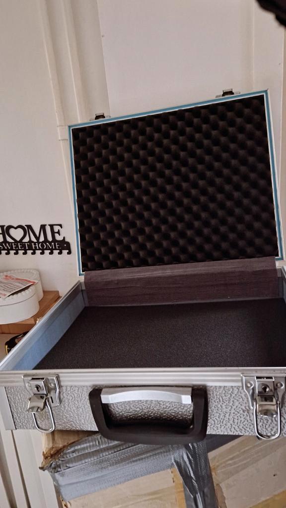 Aluminium koffer met schuim, Huis en Inrichting, Woonaccessoires | Kisten, Zo goed als nieuw, Minder dan 50 cm, Minder dan 50 cm