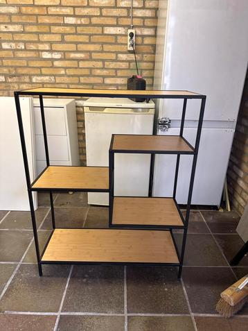 Leuk kastje met open vakken beschikbaar voor biedingen