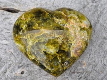 Mooi groot groene opaal hart beschikbaar voor biedingen