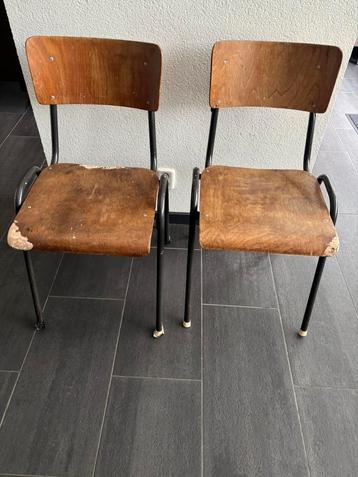 Twee stoeltjes, opknappertjes beschikbaar voor biedingen