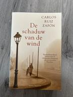 Carlos Ruiz Zafón - De schaduw van de wind, Boeken, Ophalen of Verzenden, Zo goed als nieuw, Nederland, Carlos Ruiz Zafón