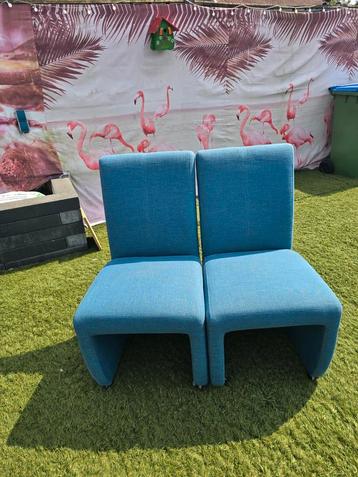 2 turquoise eetkamerstoelen op wieltjes beschikbaar voor biedingen