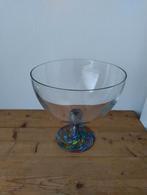 Glazen kristallen schaal op voet van gekleurd glas, Schaal, Rond, Ophalen of Verzenden, Glas