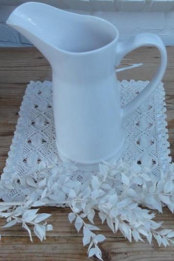 Landelijke off white hoge porseleinen snavelkan beschikbaar voor biedingen