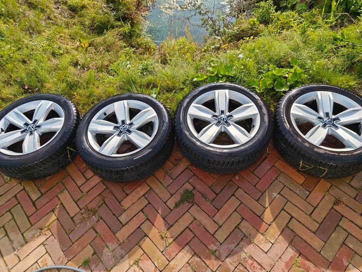 4x 17 inch Istanbul velgen met Pirelli winterbanden, Auto-onderdelen, Banden en Velgen, Banden en Velgen, Winterbanden, 17 inch
