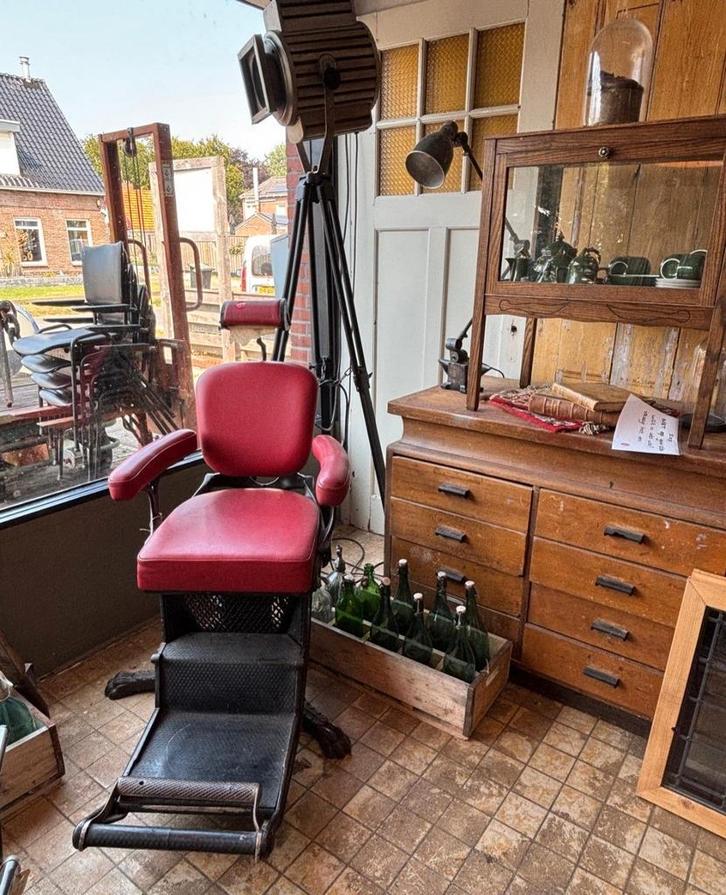 Antieke kappersstoel, uniek item! | Loods66, Huis en Inrichting, Stoelen, Gebruikt, Eén, Rood, Ophalen