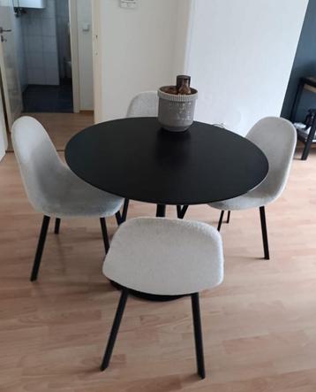 Ronde eettafel met 4 teddy stoelen beschikbaar voor biedingen