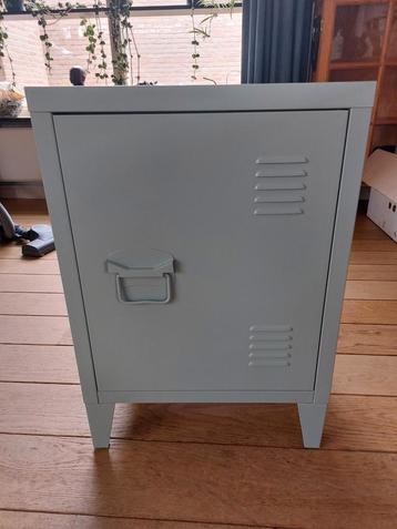Stoer locker/nachtkastje van metaal beschikbaar voor biedingen