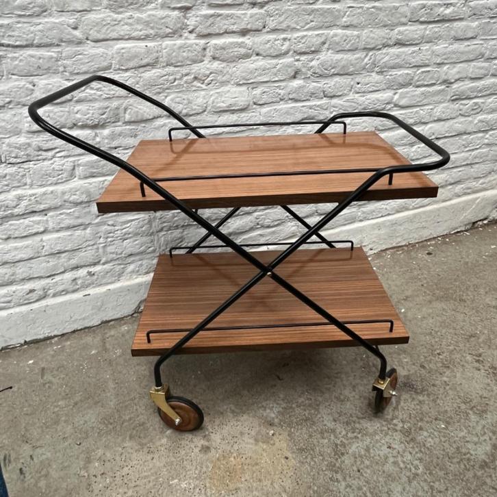 Vintage serveerwagen, barcart zwartstaal houtlook midcentury, Huis en Inrichting, Tafels | Sidetables, Gebruikt, 25 tot 50 cm