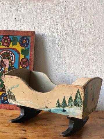 Antiek beschilderde schommelwieg beschikbaar voor biedingen