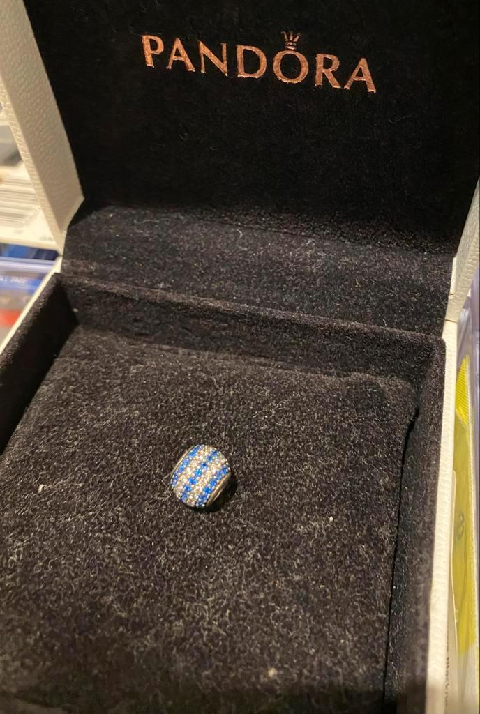 Pandora Bedel Blauw Wit Stenen, Sieraden, Tassen en Uiterlijk, Bedels, Zo goed als nieuw, Pandora, Zilver, 1 bedel, Met strass