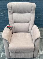 NIEUWSTAAT elektrische sta op relax fauteuil BezorgenMogelyk, Huis en Inrichting, Fauteuils, Ophalen, Zo goed als nieuw, Stof