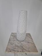 SIA Handmade Porcelain vaas | wit reliëf | modern decoratief, Wit, Aardewerk of Porselein, Ophalen of Verzenden, Sia