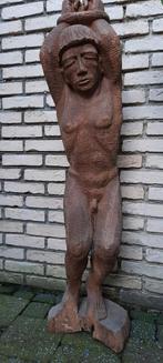 Houten beeld van een man, Ophalen