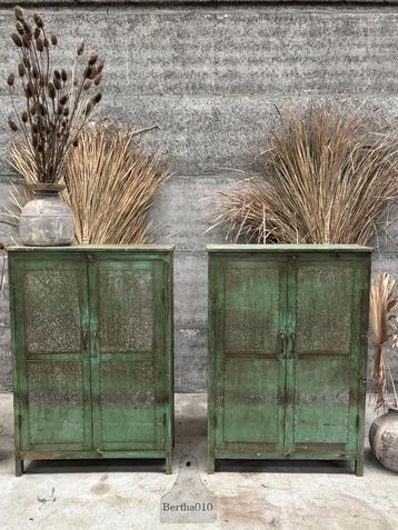 Groene atelierkasten ijzer en hout met prachtig patina beschikbaar voor biedingen