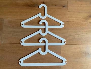 3x,  Space Age kledinghangers, vintage plastic jaren ‘70 beschikbaar voor biedingen