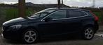 Volvo V40 1.6 D2 115PK 2012 Zwart, Auto's, Volvo, Te koop, Geïmporteerd, 5 stoelen, 135 €/maand