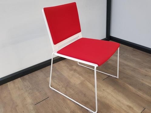 Trendy multifunctionele stoel ‘Pep’ rood – wit, Huis en Inrichting, Stoelen, Gebruikt, Vijf, Zes of meer stoelen, Stof, Rood, Ophalen
