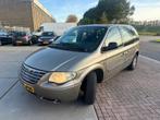 Chrysler Voyager 2.4i SE Luxe - Airco - 6 Persoons -, Auto's, Voorwielaandrijving, Gebruikt, Zwart, 4 cilinders