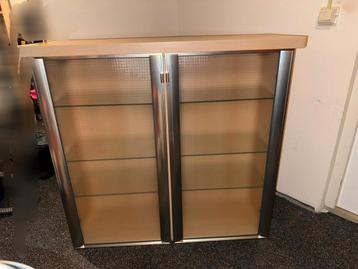 Houten wandkast met mat glazen deuren met ophangsysteem beschikbaar voor biedingen