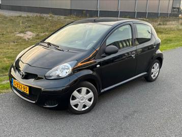 Toyota Aygo 1.0 12V Vvt-i 5DRS 2012 Zwart navigator! beschikbaar voor biedingen