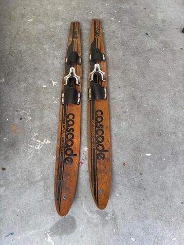 Vintage oude houten waterskies beschikbaar voor biedingen