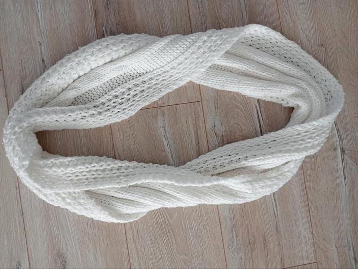 Gebreide Off white sjaal, Kleding | Dames, Mutsen, Sjaals en Handschoenen, Zo goed als nieuw, Sjaal, Ophalen of Verzenden
