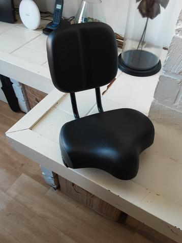TE KOOP: SPLINTERNIEUWE FIETSZADEL MET RUGLEUNING beschikbaar voor biedingen