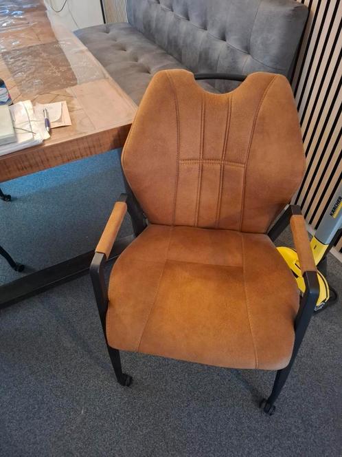 2 Comfortabele bruine/okergele stoelen met armleuningen, Huis en Inrichting, Stoelen, Zo goed als nieuw, Eén, Metaal, Stof, Bruin