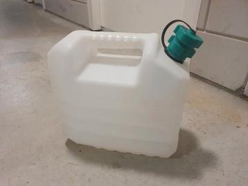 Jerrycan 10L met gietstuk beschikbaar voor biedingen
