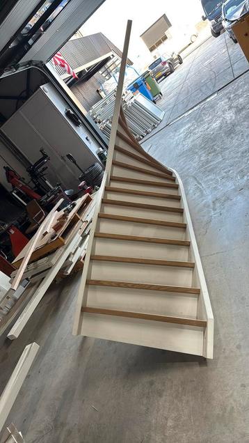 Boven kwart trap 2925 hoog dichte eiken treden beschikbaar voor biedingen