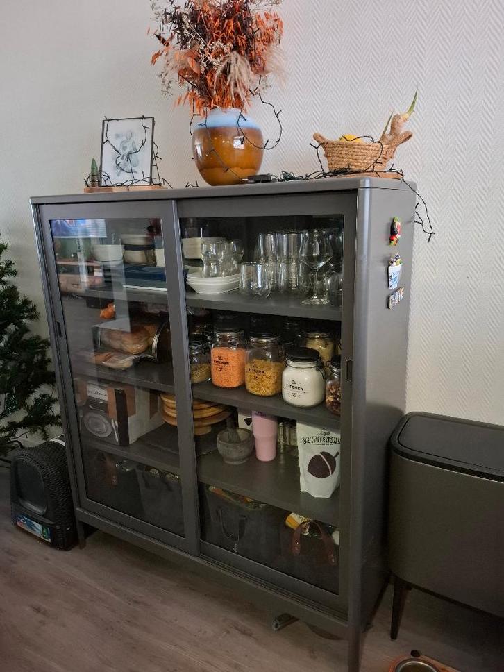 IDASEN Ikea vitrinekast, Huis en Inrichting, Kasten | Vitrinekasten, Zo goed als nieuw, 100 tot 150 cm, 100 tot 150 cm, 25 tot 50 cm