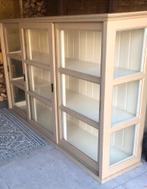 Vitrinekast met schuifdeuren, Huis en Inrichting, Kasten | Vitrinekasten, Met plank(en), Gebruikt, 100 tot 150 cm, Ophalen of Verzenden