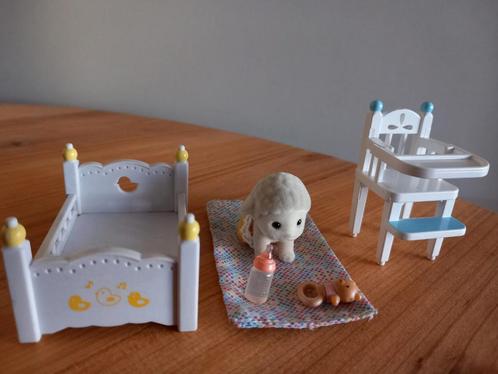 Sylvanian families bed/kinderstoel/lammetje, Kinderen en Baby's, Speelgoed | Poppenhuizen, Ophalen of Verzenden
