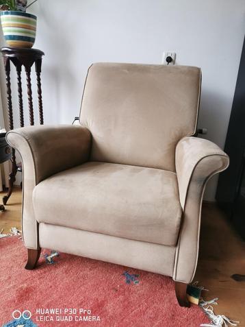 Comfortabele lees fauteuil beschikbaar voor biedingen
