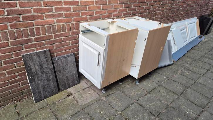 Gratis: keukenkastjes, deurtjes  poten, grepen etc, Huis en Inrichting, Keuken | Complete keukens, Gebruikt, Wit, Ophalen
