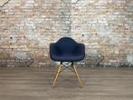 Vitra Eames Plastic Armchair DAW bij TheReSales, Huis en Inrichting, Stoelen, Blauw, Design, Zo goed als nieuw, Vijf, Zes of meer stoelen