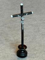 Antiek massief zilveren kruisbeeld op houten kruis, Ophalen of Verzenden