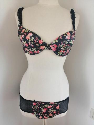Bijenkorf Collection BH met slip zwart bloem maat 75C maat M beschikbaar voor biedingen